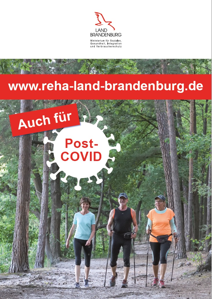 Auf der Titelseite des Faltblatts "Reha-Land-Brandenburg auch für Post-Covid" sind drei Personen abgebildet, die durch einen Wald laufen.